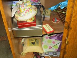 lot 385 image: VARIOUS TINS, DECOR, GAMES