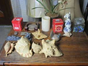 lot 387 image: VARIOUS TINS, LARGE SEA SHELLS, HOME DECOR