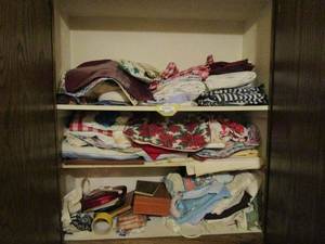 lot 388 image: CONTENTS OF UPPER LINEN CLOSET, VARIETY OF ITEMS