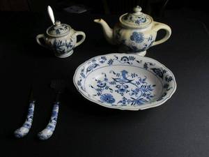 lot 348 image: POPULAR BLUE DANUBE ONION PATTERN CHINA DINNERWARE