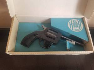 lot 1 image: Harrington & Richardson 1871 - Model 622 - .22-caliber solid frame double-action revolver, with 4 barrel. Blued, with round-but plastic grips.  Comes in box