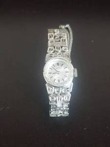 lot 21 image: Very nice womens Seiko watch with extra links