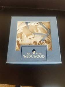 lot 82 image: We Three Kings - Wedgewood Jasper ornament