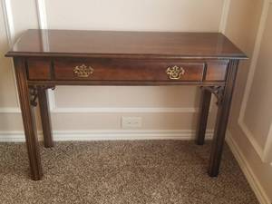 lot 15 image: Very nice side table made by Lane - 14 by 39