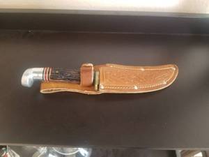 lot 18 image: Vintage Western fixed blade hunting knife with leather sheath
