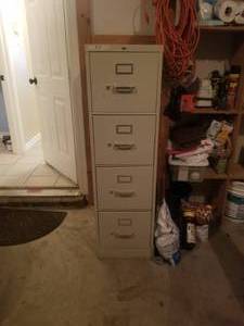 lot 22 image: File cabinet - 4 drawers