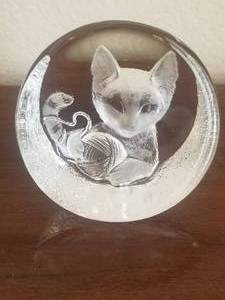 lot 33 image: Mats Jonasson Crystal Cat paperweight