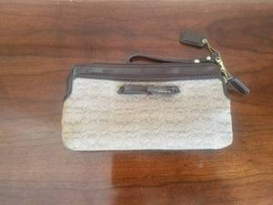 lot 86 image: Coach leather wristlet wallet - very nice