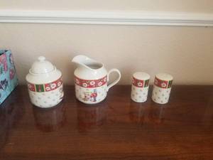 lot 49 image: Charlton Hall Classic Traditions Creamer, Sugar bowl, and salt and pepper shaker