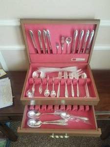 lot 47 image: 1847 Rogers Brothers silverplate flatware - Springtime pattern with chest