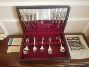lot 58 image: 1847 Rogers Brothers silverplate flatware - Daffodil pattern with chest