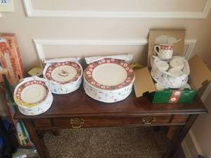 lot 59 image: Charlton Hall Classic Traditions 8 place setting - Plates, Salad plate, cups and saucers