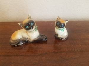 lot 91 image: HummelGoebel Porcelain Siamese kittens