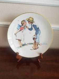 lot 67 image: Norman Rockwell plate with stand - 1972 - Spring-Beguiling Buttercup - Gorham fine china