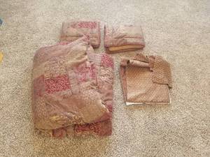 lot 101 image: Croscill Galleria 4-piece Queen Comforter Set - matches lot 46 - Comforter, bed skirt, and 2 pillow shams - very nice set