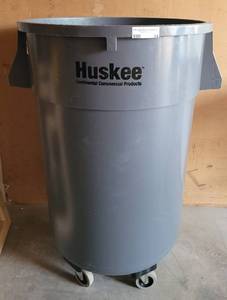 lot 14 image: HUSKEE TRASH CAN WITH DOLLY AS SHOWN