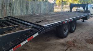 lot 4 image: 25 FOOT J-ROD TRAILERS FLATBED GOOSENECK TRAILER WITH ATTACHED HEAVY-DUTY RAMPS, ELECTRIC BRAKES CONNECTIVITY, AND CLEAR TITLE AS SHOWN. READ LOT DESCRIPTION FOR MORE DETAILS