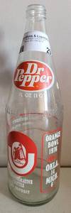 lot 29 image: VINTAGE 1976 DR. PEPPER OKLAHOMA UNIVERSITY ORANGE BOWL 32OZ COMMEMORATIVE BOTTLE AS SHOWN.
