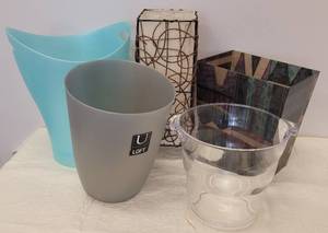 lot 107 image: TRASH CANS AND LAMP AS SHOWN.