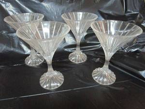 lot 16 image: SET OF CRYSTAL MARTINI GLASSWARE