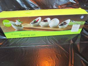 lot 18 image: FOOD NETWORK TASTING SET IN BOX