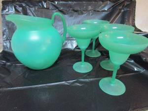 lot 21 image: PLASTIC MARGARITA THEMED DRINKWARE SET