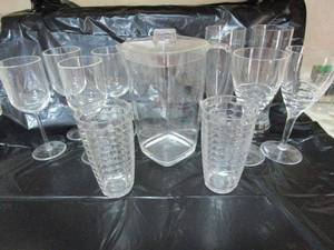 lot 22 image: PLASTIC STEMWARE AND MISC DRINKWARE