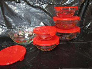 lot 23 image: VINTAGE SET OF GLASS BOWLS WITH LIDS