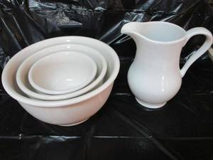 lot 29 image: WHITE CERAMIC SERVING BOWLS &amp PITCHER