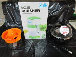 lot 30 image: ICE CRUSHER IN BOX, GLASS JAR JUICER, ELECTRIC EGG COOKER