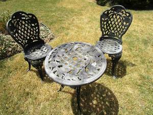 lot 70 image: OUTDOOR METAL PATIO FURNITURE SET