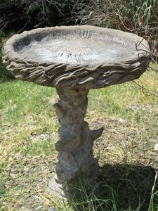 lot 62 image: OUTDOOR BIRD BATH