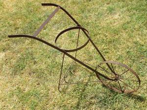 lot 63 image: METAL PLANT HOLDER YARDGARDEN DECOR