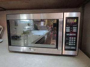 lot 123 image: MAGIC CHEF MICROWAVE, WORKING