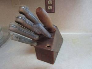 lot 125 image: KNIFE BLOCK WKNIVES &amp SHARPENER