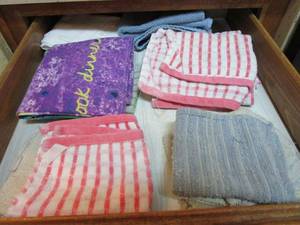 lot 128 image: MISC TOWEL LINENS KITCHEN DRAWER