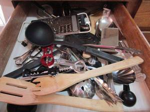 lot 129 image: KITCHEN DRAWER WSERVING &amp COOKING UTENSILS, CORKSCREWSBOTTLE OPENERS , &amp MORE