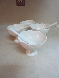 lot 134 image: WHITE CHINA SERVING BOWLS WSPOONS