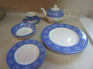 lot 138 image: BEAUTIFUL SET OF QUEENS ALBERTIME CHINA MADE IN ENGLAND