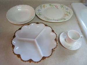lot 139 image: MIKASA CUP WSAUCER, CLAUDIA BY SALEM FLORAL SERVING DISH, WHITE CHINA PLATES,SERVING DISH WSEPERATERS