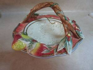 lot 143 image: FITZ AND FLOYD CLASSICS ENCHANTED HOLIDAY COLLECTION SERVING DISH