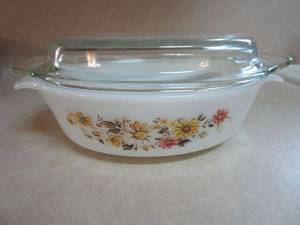 lot 145 image: VINTAGE ANCHOR HOCKING HARVEST DAISY CASSEROLE DISH WLID