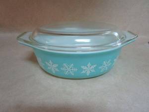 lot 146 image: VINTAGE PYREX TURQUIOSE BLUE SNOWFLAKE CASSEROLE DISH WLID