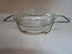 lot 147 image: VINTAGE PYREX BAKING DISH WLID &ampSTAND