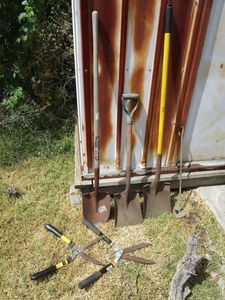 lot 79 image: SHOVELS, FISKARS GATOR BLADE EDGE SHEARS, AERATOR TOOL