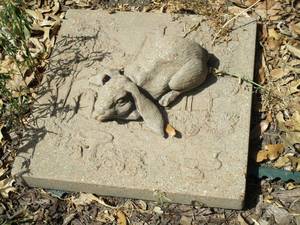 lot 84 image: BUNNY YARD STATUE DECOR