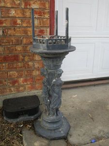 lot 87 image: GARDEN STATUE BIRD FEEDER