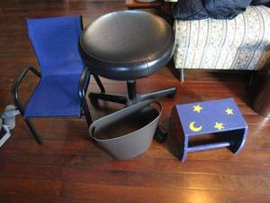 lot 98 image: ROTATING STOOL ON WHEELS, CHILDRENS STEP STOOL, CHILDRENS CHAIR, ORGANIZER TOTE