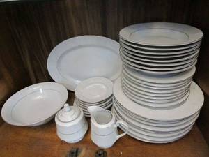 lot 165 image: GENEROUS LOT OF WHITE JADE FINE CHINA