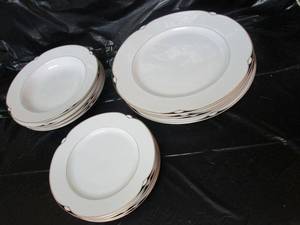 lot 166 image: OSCAR DE LA RENTA FINE CHINA L5545 AEGAN PLATE SET , MADE IN JAPAN